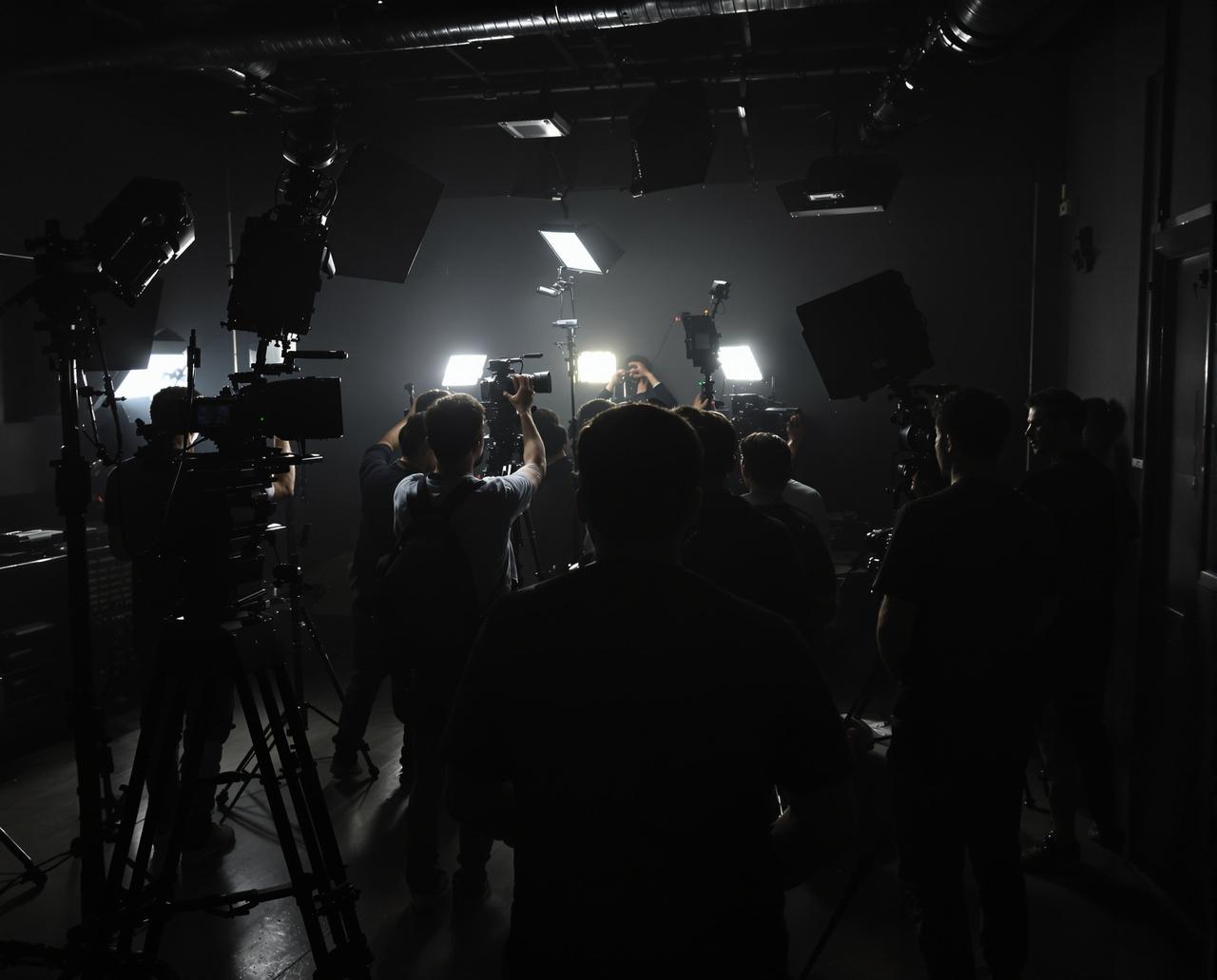 爱爱视频制作团队