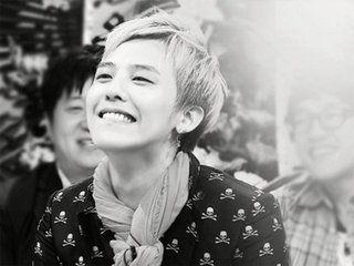 权志龙笑容图片,温暖瞬间定格